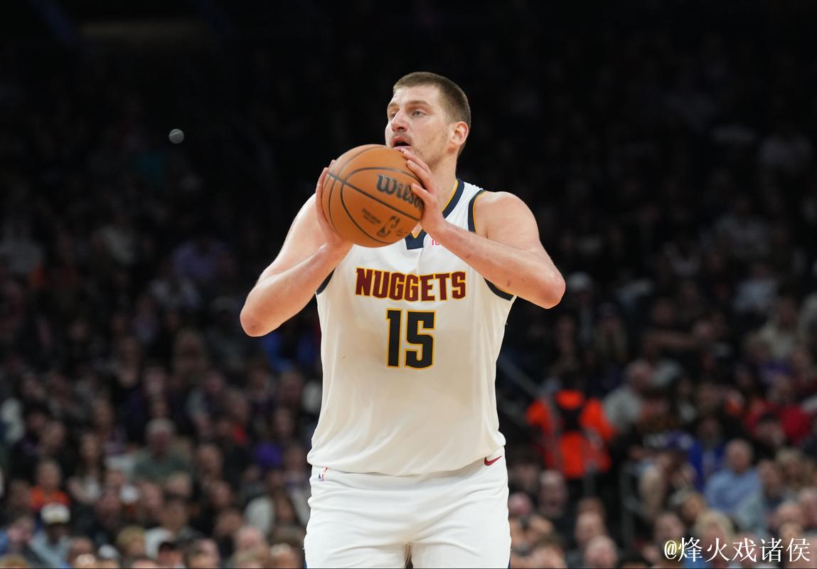 约基奇半场10投5中，三分4中2得到15分5篮板6助攻1抢断2封盖